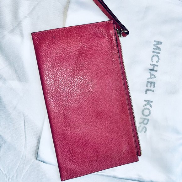 Michael Kors Wristlet Mauve with Golden Hardware - Picture 3 of 5